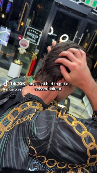 Scissor haircuts are coming back, more structure there, better grow out and a look that works in a suit, a meeting, or a night out just like that for any occasion ⚖️ ⚜️ I’m in Downtown Toronto and I specialize in clean, timeless looks tailored to men who care about detail, image, and precision 🥂 Book with link in my bio and make it happen today #classicstyle #hairflow #european #menshair #layeredhaircut