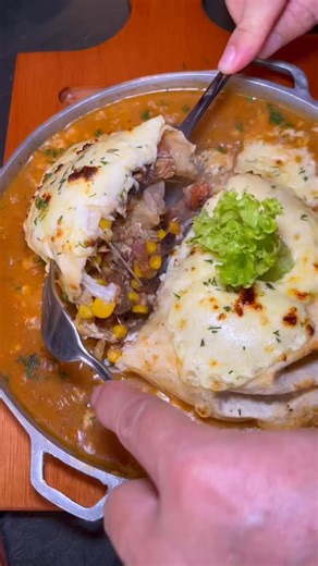 Toño Rodríguez | Food lover Colombia on Instagram: "Y todos tan contentos! 😛 Éste es el restaurante con tres cocinas @3tinosrestaurante queda en el barrio Primavera, a cinco minutos de San Andresito de la 38, es casi imposible que alguien no pueda encontrar algo que le encante. Cr. 41 A # 4 - 82 ⭐️ Burger birria ⭐️ burrito gratinado ⭐️ taco de longaniza ⭐️ pizza steak bbq"