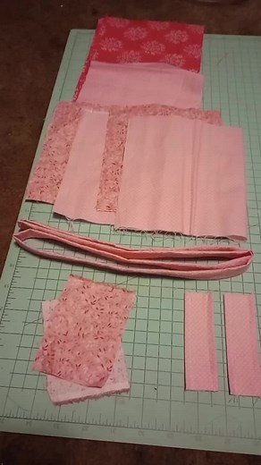 BINGO! A Bingo bag that is! It's super quick to put together, only a yard total of fabric. My current one is the first one I made, and I'm ready for some improvements. #diy #bingo #sewing