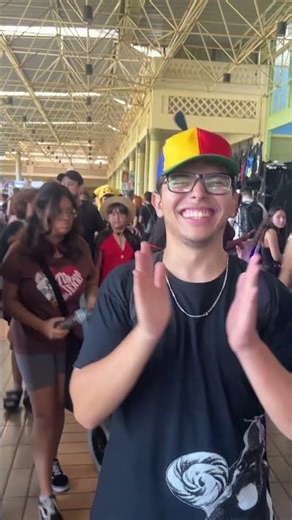 Eleito melhor cosplay do meme do cachorrinho feliz eba no Caf