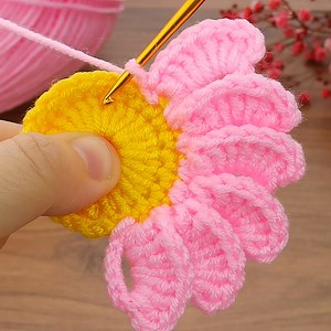 26K views · 1.2K reactions | Very good ⚡ very easy daisy model crochet motif explanation #crochet | Knitting & Crochet World | Facebook