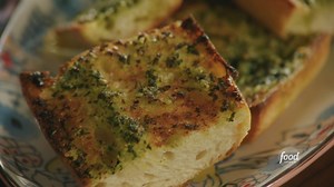 You're only a few ingredients away from the best (and easiest!) garlic bread EVER! 😍 Subscribe to discovery to stream more of Valerie Bertinelli's #HomeCooking: https://links.discoveryplus.com/U6pWe5zeygb. #discoveryplus Get the recipe: https://foodtv.com/3lSVsLV. | Food Network