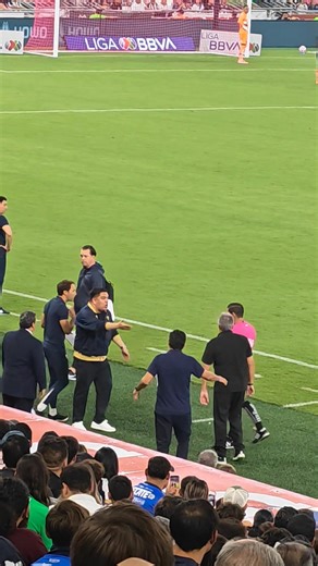 3.4K views · 36 reactions |  SE ARMA EL CONATO EN LA BANCA Y HAY ROJAS. Domenec Torrent se volvió loco contra un miembro del cuerpo técnico de Pumas lo que provocó que el árbitro sacara dos tarjetas rojas para ambos lados. #AztecaDeportes | FAN Azteca | Facebook