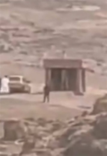 🚨 um vídeo assustador começou a circular na internet… 👁️ imagens mostram a suposta entrada de uma base secreta próxima da área 51 😳 quem assistiu ficou impressionado com o que apareceu nas gravações ⚠️ o local parece esconder algo que não deveria ser visto #area51 #misterio #inexplicavel #paranormal #viral