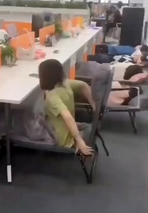 A bed-turning chair designed for employees' afternoon naps in Japan