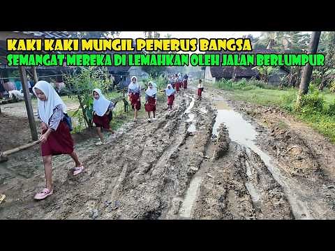 Songsong Pagi Hari Dengan Jalan Berlumpur..Kaki Kaki Mungil Di Paksa Lewati Jalan Penuh derita