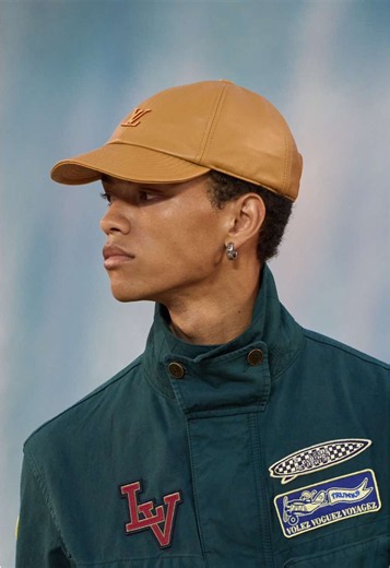 Sur la vague Louis Vuitton pour le défilé spring/summer 2027 par @Pharrell 🌊🧳🏄🏾‍♂️🍦🍋‍🟩☀️ #pfw #louisvuitton #catwalk #fashionweek