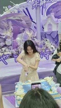 20260905 Zhou Ye cutting cake during fanmeeting on new drama set