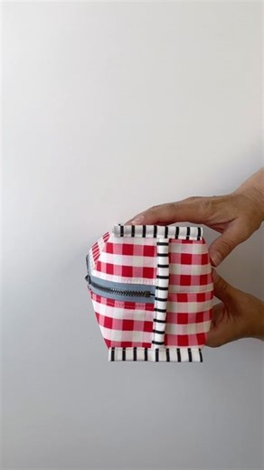 Svetlana Skumanicova on Instagram: "BOXY TOOL POUCH ~ let’s make this classic, fully lined boxed zipper pouch. What do you think? Do you like the addition of contrasting binding on the inside? It’s one of my favorite things about this pouch. Not only does it neatly finish the inner raw edges, it also adds extra structure and sturdiness to the finished pouch. Find the link to my full video tutorial, and pattern (in THREE sizes) in my profile. Happy weekend, everyone! I hope you find some time to