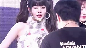 张元英打歌舞台做错动作，笑一下蒜了