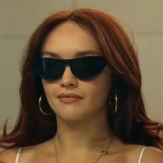 Atari full on Instagram: "1997년 개봉한 영화 Titanic은 잭과 로즈의 운명적인 사랑을 통해 비극 속에서도 오래 남는 감정의 깊이를 보여주는 작품입니다. 화 려한 연출보다 인물의 감정에 더 집중한 제임스 카메론 감독의 스 타일은 지금 다시 봐도 묘하게 가슴을 울리죠. 배가 침몰하는 장면 이 아닌, 두 사람이 서로를 바라보던 순간들이 더 강하게 기억에 남 는 영화이기도 합니다. nIn이 감정을 완성해주는 곡이 바로 셀린 디 온의 *"My Heart Will Go On"*입니다. 처음 들으면 잔잔한데, 어느 순간 자연스럽게 가슴이 벅차오르는 느낌을 줍니다. 특히 후 반부의 고조되는 보컬은 영화 속 잭과 로즈의 마지막 장면과 겹쳐 지면서 괜히 마음이 서늘해지기도 하고요. 많은 분들이 "이 노래가 나오면 왜 그 장면이 자동으로 떠오르는지 모르겠다"고 말하는데, 그만큼 영화와 음악이 자연스럽게 얽혀 있는 곡입니다. nIn1998 년 아카데미 주제가상을 비롯해 여러 