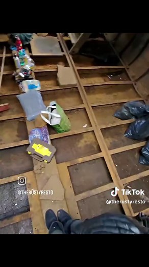 If you’re new here, this is where the journey started: 27 years abandoned… and now we’re bringing her back piece by piece. #TheRustyResto #DutchBarge #DIYBoatProject #Widebeam #BargeRestoration