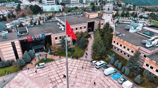 Kılavuz Kariyer Programı; 📌 16–29 yaş arası gençlerimize 3 ay boyunca çok yönlü kariyer gelişimi, 📌 400 saatin üzerinde uygulamalı eğitim, 📌 Türk Hava Yolları, NVIDIA, Enerjisa, Albaraka, Savunma Sanayi Başkanlığı ve daha birçok ulusal–uluslararası şirketle online staj ve vaka çalışmaları imkânı sunuyor. Gençlerimiz; kariyer planlama, yapay zekâ araçları, dijital pazarlama, ekip çalışması, etkili iletişim gibi onlarca alanda yetkinlik kazanarak geleceğe çok daha güçlü hazırlanıyor. Gençlerimi