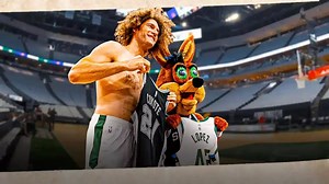 Bucks' Robin Lopez tries to steal the show with hilarious jersey swap with Spurs mascot