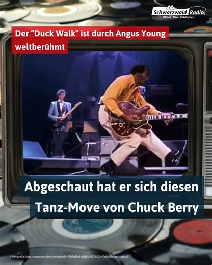 Am 7. September 1955 führt Chuck Berry beim „Rock And Roll Spectacular“ in New York spontan den berühmten „Duck Walk“ ein Dieser Tanzschritt war aus der Not geboren, weil sein Anzug zerknittert war. Um das zu überspielen, ging er in die Hocke und hüpfte mit schwingendem Bein über die Bühne. Das Publikum liebte es, und der Move wird zur Rock’n’Roll-Ikone. Berry soll diese Bewegung schon als Kind gemacht haben, doch mit diesem Auftritt bringt er sie auf die große Bühne. Später macht Angus Young vo