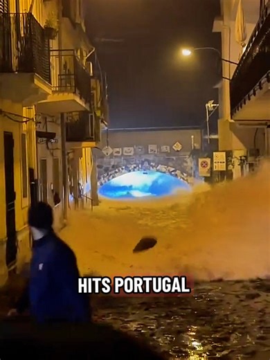 An unusual storm hits Portugal floods cities causes deaths and cuts power to one million people ! 😧🌪️⚡