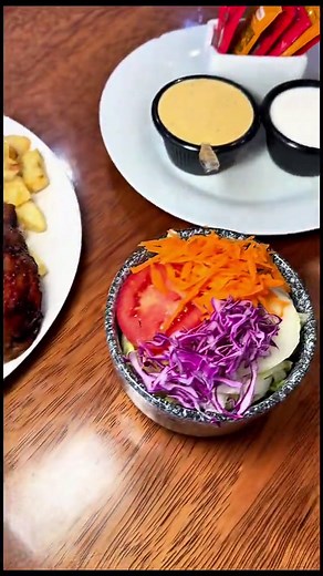 Mostro: pollo a la brasa con arroz chaufa y papas en El Fogón