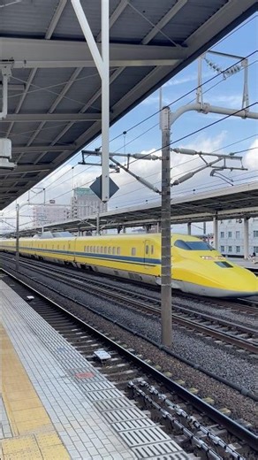 ドクターイエロー 東海道新幹線 上り列車の通過の様子です。JR東海 岐阜羽島駅 SHINKANSEN