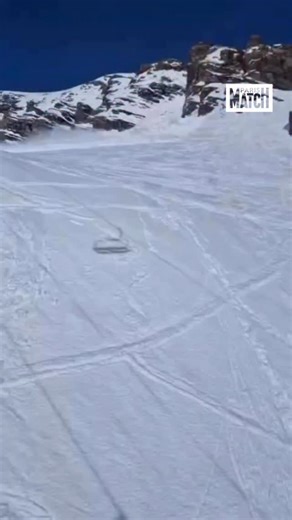 Une avalanche impressionnante filmée de très près à Orcières, dans les Alpes françaises ❄️ En quelques secondes, la montagne se réveille et libère une puissance spectaculaire, entre fascination et danger. Des images saisissantes qui rappellent que la nature reste toujours la plus forte. 🎥 @abcavalanchas | Paris Match