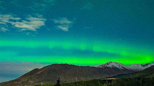 Espectáculo mágico: la aurora boreal ilumina el cielo nocturno sobre la nevada Anchorage