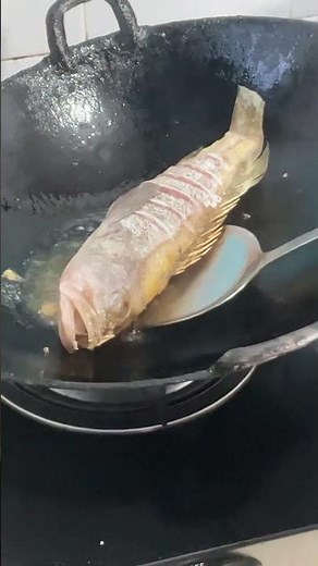 When frying fish do not rush to fry in the wok first