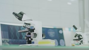 「顕微鏡とコンピュータを持つ空のラボ室内。脳の研究」の動画素材（ロイヤリティフリー）1080322088 | Shutterstock