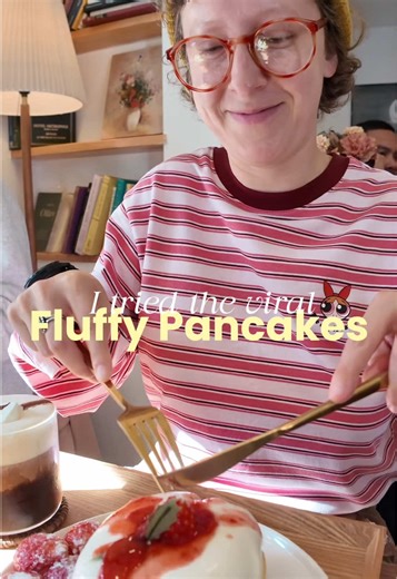 Tried the famous Japanese fluffy pancakes in Tokyo 🥞 These viral pancakes are insanely soft, jiggly, and melt in your mouth. One of the most popular Tokyo dessert spots and a must-try if you’re visiting Japan. Definitely worth the wait. Saving this for your Tokyo food guide 👀✈️ #fluffypants #tokyofood #japanfood #viralfood #foodtrend