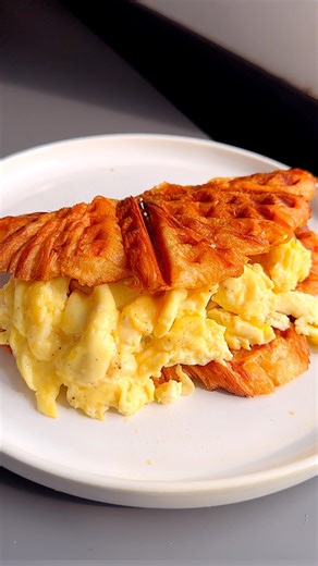 Fluffy scrambled egg hack by @emsfoodiefix #scrambledegg #scrambledeggs #fluffyscrambledeggs #egghack #croffle #eggsandwich | Tasty