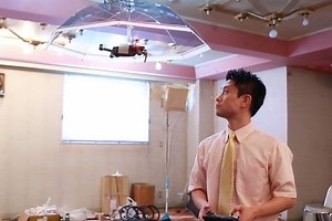 "Parasol Free" | Crean un paraguas-dron que sigue automáticamente al usuario - La Tercera