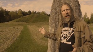 Here's a throwback from the Anundshög historical area here in Sweden. It has Sweden's largest burial mound that measures 9 m (30 feet) in height and 67 m (220 feet) in diameter. The mound was even larger when it was built 1500 years ago. Some local farm-workers tried to plunder it in the year 1788, but failed. The mound is unexcavated till this day. Legends say that it is the final resting place of legendary King Anund. In addition to the huge mound, there are tons of historical monuments in the