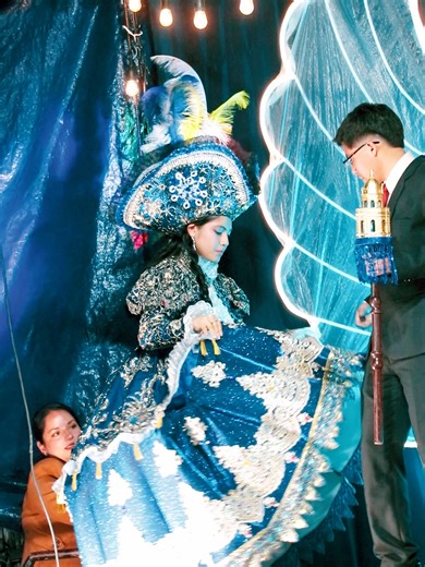 “Perla García: Esplendor Virreinal que Revive la Historia de Huancabamba” Entre encajes, bordados y majestuosidad, Perla García luce un traje alegórico virreinal que revive la elegancia de una época marcada por el arte, la tradición y la herencia cultural de Huancabamba.