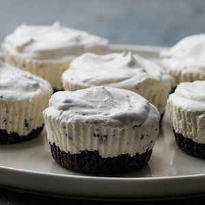 These mini cookies 'n' cream ice cream pies are great for a sweet treat in the summer heat 🍦! RECIPE: http://bzfd.it/2tFr0Z4 | Tasty UK
