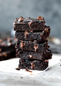 Friday requires a tasty treat, don't ya think? Bake up one of these Healthy Avocado Black Bean Brownies for a decadent dessert (but with only 141 calories for a BIG brownie!) FULL RECIPE: http://www.ambitiouskitchen.com/2016/11/healthy-avocado-black-bean-brownies/ | Ambitious Kitchen
