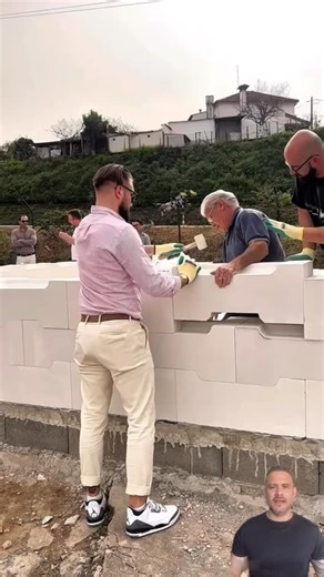 🏗️ The building system that’s changing construction worldwide! In Europe, engineers developed interlocking wall blocks that snap together like LEGO — no cement, no mess, and no delays. The result? Homes built up to 10x faster, with 80% lower costs and walls that keep interiors cool in summer and warm in winter. While some complain about the lack of workers, others are cashing in with smarter, faster, and more affordable builds. 👇 Comment “wall” to see how this works. 📲 Follow @laertejr_mkt.eu
