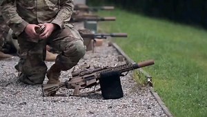 美军使用XM7步枪&XM250机枪实弹射击训练