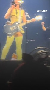 “Shakira hugs them and even takes photos with them, she doesn’t let her security hurt them”. Katy Perry was not at all nice to a fan who got on stage to meet her | Rosa