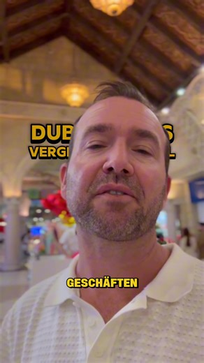 Vergiss die Dubai Mall. Das macht nur der Standard Tourist. Die Ibn Battuta Mall ist das Gegenteil von „Standard Shopping“. 270 Shops. Architektur nach 6 Regionen, die der Reisende Ibn Battuta bereist hat. Jede Halle fühlt sich an wie ein anderes Land. Und dieser künstliche Himmel? Man vergisst kurz, dass man in einer Mall ist. Nicht jede Mall in Dubai ist Luxus-Overkill. Manche sind Kultur Alltag Community. Und ja — der Foodcourt hat einen der besten Thai-Spots in Dubai. Dubai ist nicht nur grö