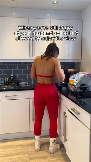 Kayla Hogg | Level 3 PT & Fat loss coach on Instagram: "Believe me he best be looking at the fishes that need to be put away! Taking @esncom.uk daily in raspberry iced tea Use code NEWYOUKAYLA to save ££s #funnygym #husbandproblems #gymgirl #gymlife #funnygymvideos"