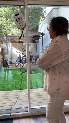 Black Friday - Robot lave vitre V3clean en vente flash ! Marre de laver les vitres à la main ? Laissez le robot le faire à votre place. Noté 4,7 25.000 clients. 2 ans de garantie, livraison 24h gratuite, et 30 jours satisfait ou remboursé . | V3clean