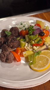 Grekiska köttbullar med ugnsrostade grönsaker och tzatziki Ingredienser Starta ugnen på 200-225 grader och förbered grönsaker och tzatziki. För köttbullarna: 500 gram nötfärs 1 tsk salt ½ tsk malen spiskummin ½ tsk mald oregano 0,5-1 tsk röd chili flakes efter smak 1 msk hackad färsk persilja 1 msk hackad färsk dill 1 msk hackade färska myntablad, kan uteslutas 2/3 dl finhackad rödlök ¼ tsk svartpeppar 4 klyftor färsk vitlök, finhackade För Tzatziki-såsen: 0,5-1 tärnad kärnfri gurka beroende på 
