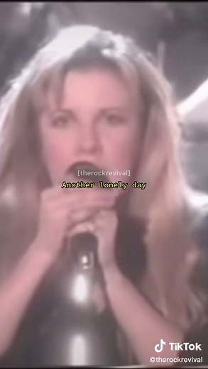 FLEETWOOD MAC Performs 'Go Your Own Way' in 1997