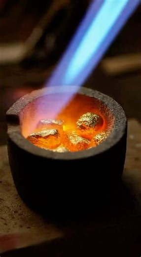 Handcrafted gold jewelry making : melting,hammering,setting gemstone to elegant pendant