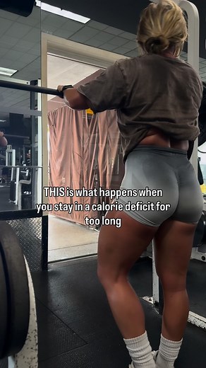 I’ve been in the fitness body recomp world for years — not just as a coach, but as someone who went through this myself. Here’s the truth most women need to hear 👇🏼 👉🏼 You will 𝘯𝘰𝘵 build a sculpted, toned physique by eating less forever. A long-term deficit is exactly how you end up skinny fat, exhausted, bloated, and stuck no matter how “on track” you feel. 𝙒𝙝𝙮? 🧠 𝟭. 𝗖𝗵𝗿𝗼𝗻𝗶𝗰 𝗱𝗶𝗲𝘁𝗶𝗻𝗴 𝘀𝗹𝗼𝘄𝘀 𝗱𝗼𝘄𝗻 𝘆𝗼𝘂𝗿 𝗺𝗲𝘁𝗮𝗯𝗼𝗹𝗶𝘀𝗺. Your body burns fewer calories, stor