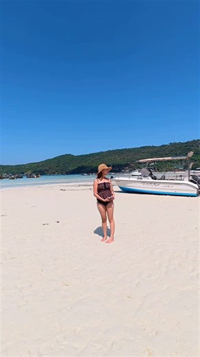 KEN (こーたんパパ🧸🍼) on Instagram: ""最後の秘境"と呼ばれてる島『ピピ島』 タイのプーケットからフェリーで2時間 ピピ島は全部で6つの島からなる小さな諸島 観光客がたくさん居るけど昼は落ちついてる みんなゆったりくつろいで心と体を休めてる 夜になると明るく賑わう バーやクラブで音楽が流れる 海は透明感があってビーチは島に囲まれてる 波は少なく子連れの観光客も多い 地元民たちはサービス精神旺盛で挨拶をすると微笑んで返してくれる 勧誘や営業はしつこくなく断っても楽しんでいってらっしゃいって明るく振舞ってくれる とにかく皆優しくて落ち着いてる 行ったことない人は是非行ってみてほしい 海外旅行初心者でも楽しめると思う #タイ #海外旅行 #vlog #thailand #ピピ島 #kohphiphi #phiphi #旅行 #travel #trip"