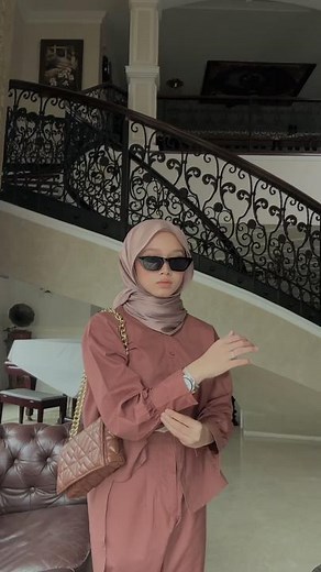 Elegant Outfit Showcase in Luxurious Setting