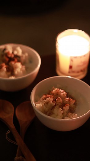 En vecka tills advent och recept på min proteinboostade, krämiga risgrynsgröt med vaniljsmak😍❄️👇🏼 Du behöver👇🏼 (för cirka 4 portioner) 2 dl Risgryn 1 Flaska Propud Milkshake Vanilj @propudglobal 4-5 dl Vatten 1-2 Kanelstänger Topping👇🏼 Vanilj Propud Gör så här👇🏼 Starta ugnen på 125 grader. Koka upp risgrynen med vatten på låg värme i cirka 10 minuter. Tillsätt Propud Vanilj Milkshake, en nypa salt och ett par kanelstänger. Låt sköta sig själv i ugnen i cirka 45 minuter ☺️ Jag serverar m