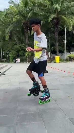 Gara” main hp jadi gak focus sama sepatu rodanya 😂 #shorts