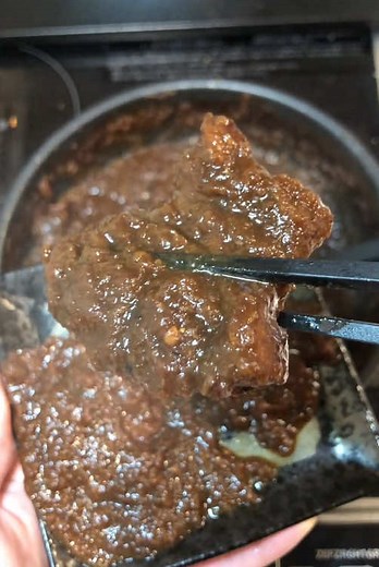 赤ワイン煮込みの牛スネ肉料理