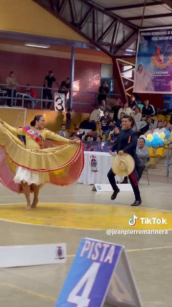Baile de exhibición junto a Maricielo Farfán Marinera: Así baila mi trujillana #marinera #marineranorteña #asibailamitrujillana #santiago #chile