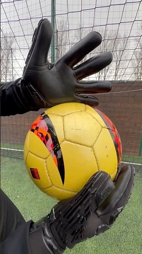 Infinity latex grip test 🧤🔎 #reusch #goalkeepergloves #viral #goalkeeper